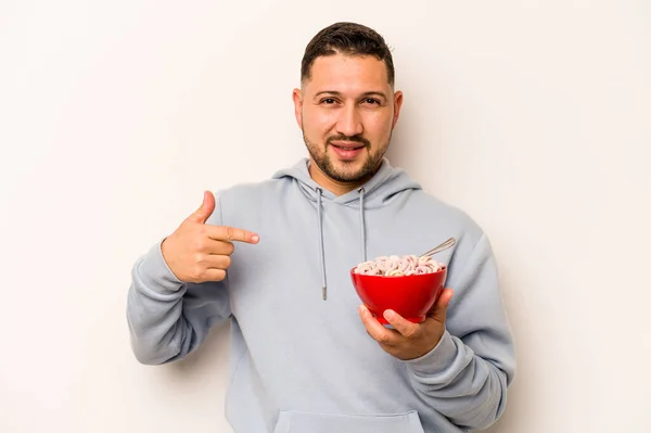 Hombre Hispano Comiendo Cereales Aislado Sobre Fondo Blanco Persona Señalando — Foto de Stock