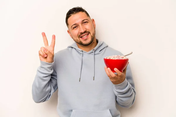 Hombre Hispano Comiendo Cereales Aislados Sobre Fondo Blanco Alegre Despreocupado — Foto de Stock