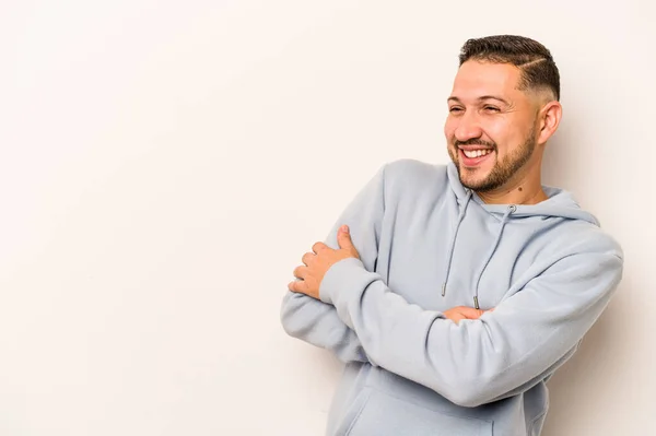 Joven Hispano Aislado Sobre Fondo Blanco Sonriendo Confiado Con Los —  Fotos de Stock