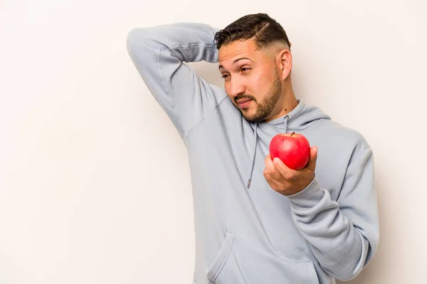 Hispanische Mann Hält Einen Apfel Isoliert Auf Weißem Hintergrund Berührt — Stockfoto