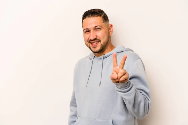 Jovem Hispânico Isolado Fundo Branco Mostrando Sinal Vitória Sorrindo Amplamente — Fotografia de Stock