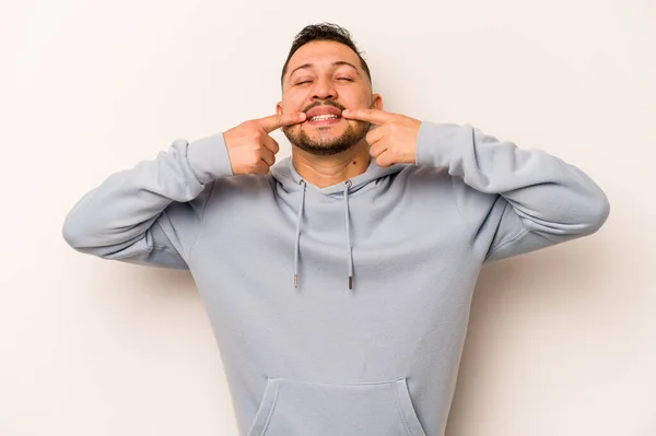 Junger Hispanischer Mann Auf Weißem Hintergrund Lächelt Und Zeigt Mit — Stockfoto