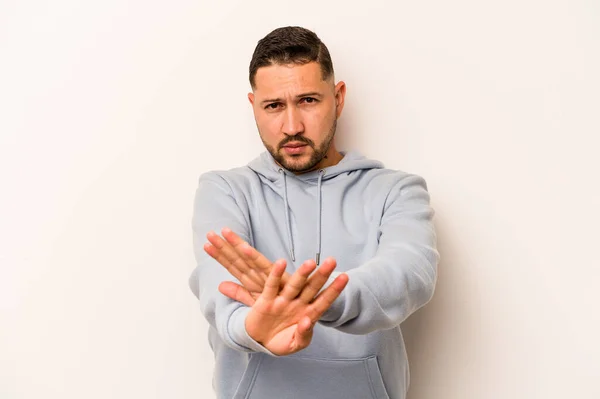 Jonge Spaanse Man Geïsoleerd Witte Achtergrond Staan Met Uitgestrekte Hand — Stockfoto