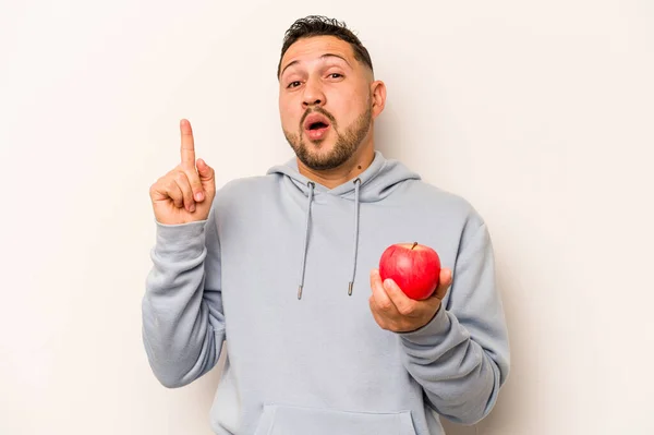 Hispanische Mann Hält Einen Apfel Isoliert Auf Weißem Hintergrund Mit — Stockfoto
