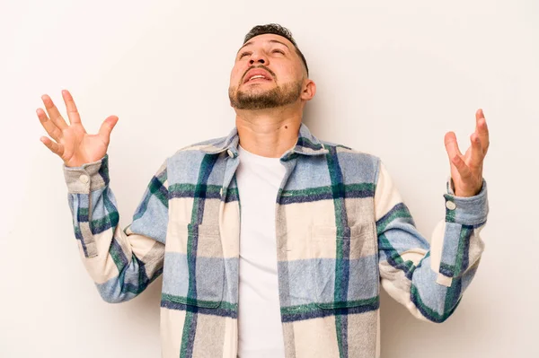 Beyaz arka planda izole edilmiş genç İspanyol adam gökyüzüne haykırıyor, yukarı bakıyor, hayal kırıklığına uğramış..