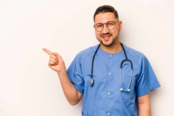 Spaanse Verpleegster Man Geïsoleerd Witte Achtergrond Lachend Wijzend Opzij Iets — Stockfoto