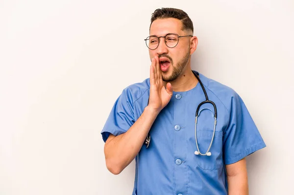 Spaanse Verpleegster Man Geïsoleerd Witte Achtergrond Zegt Een Geheim Warm — Stockfoto