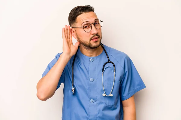 Spaanse Verpleegkundige Man Geïsoleerd Witte Achtergrond Proberen Een Roddel Luisteren — Stockfoto