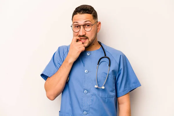 Spaanse Verpleegkundige Man Geïsoleerd Witte Achtergrond Bijten Nagels Nerveus Zeer — Stockfoto