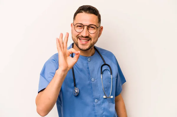 Spaanse Verpleegkundige Man Geïsoleerd Witte Achtergrond Vrolijk Vol Vertrouwen Tonen — Stockfoto