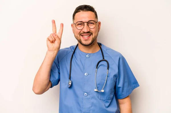 Spaanse Verpleegkundige Man Geïsoleerd Witte Achtergrond Tonen Nummer Twee Met — Stockfoto