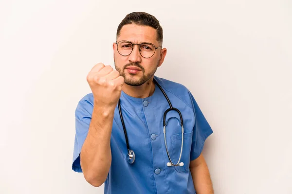 Spaanse Verpleegkundige Man Geïsoleerd Witte Achtergrond Tonen Vuist Naar Camera — Stockfoto