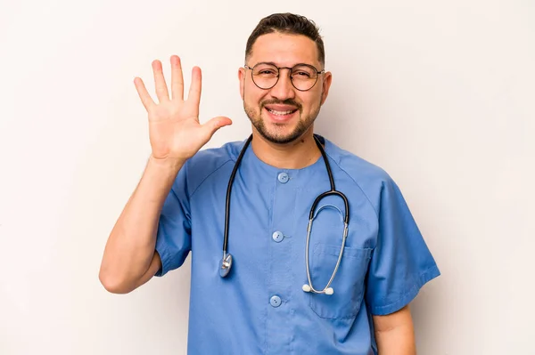 Spaanse Verpleegkundige Man Geïsoleerd Witte Achtergrond Lachend Vrolijk Tonen Nummer — Stockfoto