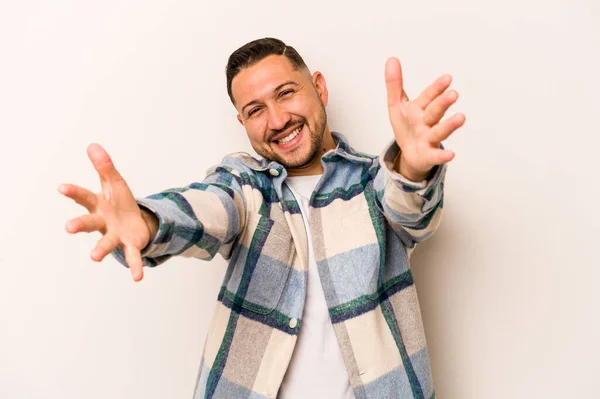 Ung Latinamerikansk Man Isolerad Vit Bakgrund Känns Säker Att Kram — Stockfoto