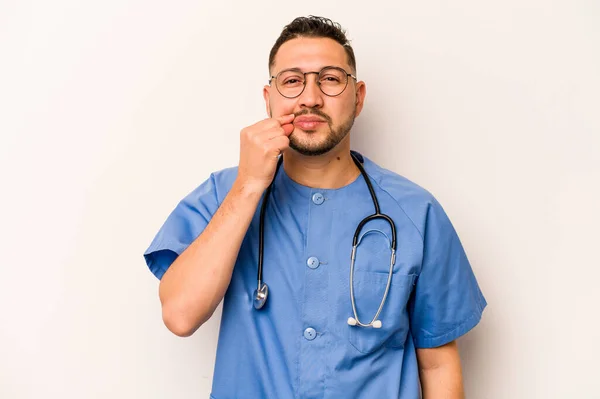 Spaanse Verpleegkundige Man Geïsoleerd Witte Achtergrond Met Vingers Lippen Het — Stockfoto