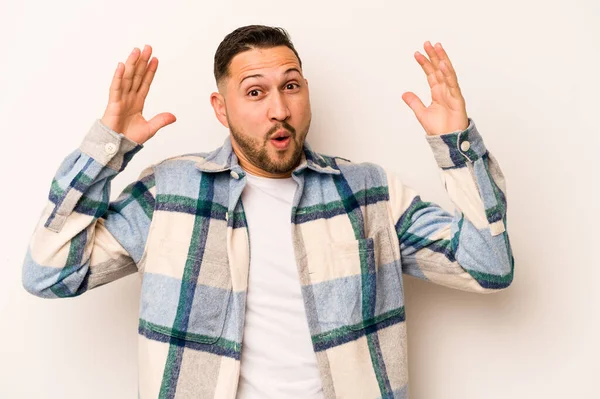 Giovane Uomo Ispanico Isolato Sfondo Bianco Che Celebra Una Vittoria — Foto Stock