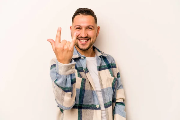 Mladý Hispánec Muž Izolované Bílém Pozadí Ukazující Rock Gesto Prsty — Stock fotografie