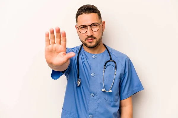 Homem Enfermeira Hispânica Isolado Fundo Branco Com Mão Estendida Mostrando — Fotografia de Stock