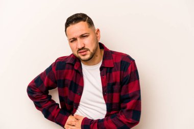 Beyaz arka planda karaciğer ağrısı çeken, karnı ağrıyan genç bir İspanyol..