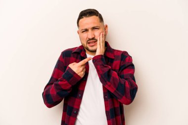 Beyaz arka planda izole edilmiş genç İspanyol bir adam güçlü bir diş ağrısı, azıdişi ağrısı var..