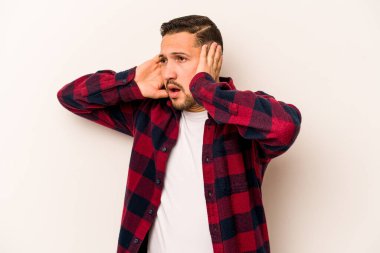 Beyaz arka planda izole edilmiş genç bir İspanyol bağırıyor, çok heyecanlı, tutkulu, bir şeyden memnun..