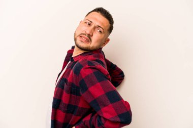 Beyaz arka planda izole edilmiş, sırt ağrısı çeken genç bir İspanyol..