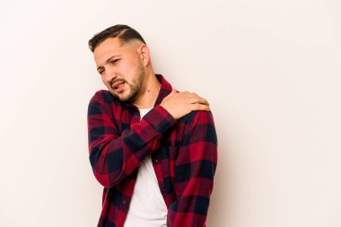 Beyaz arka planda izole edilmiş genç İspanyol bir adam omuz ağrısı çekiyor..