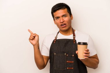 İspanyol lokantası garsonu elinde beyaz arka planda izole edilmiş kahve tutuyor.