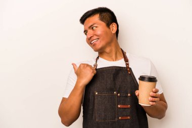 İspanyol lokantası garsonu beyaz arka planda izole edilmiş kahve tutuyor. Baş parmak uzakta, güler yüzlü ve kaygısız..