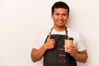 İspanyol lokantası garsonu beyaz arka planda izole edilmiş kahvesini tutuyor gülümsüyor ve başparmağını kaldırıyor.
