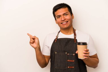İspanyol lokantası garsonu elinde beyaz arka planda izole edilmiş bir kahve tutuyor gülümsüyor ve boş alanda bir şey gösteriyor..