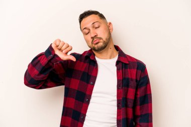 Beyaz arka planda izole edilmiş genç İspanyol bir adam hoşlanmadığı bir jest gösteriyor, kabul etmiyor. Anlaşmazlık konsepti.