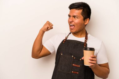 İspanyol lokantası garsonu beyaz arka planda izole edilmiş kahve tutuyor. Zaferden sonra yumruğunu kaldırıyor..