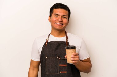 İspanyol lokantası garsonu elinde beyaz arka planda izole edilmiş mutlu ve neşeli bir kahve tutuyor..