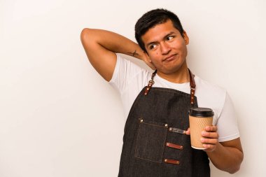 İspanyol lokantası garsonu elinde beyaz arka planda izole edilmiş kahve tutuyor. Kafasının arkasına dokunuyor, düşünüyor ve bir seçim yapıyor..