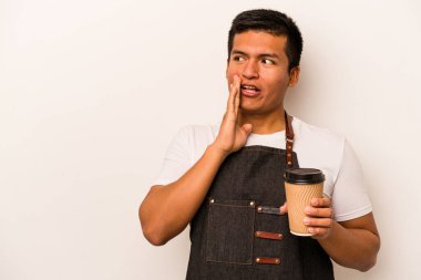 Beyaz arka planda izole edilmiş bir kahveyi alıp götüren İspanyol lokantası garsonu gizli bir sıcak fren haberini veriyor.