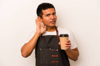 İspanyol lokantası garsonu elinde beyaz arka planda izole edilmiş kahve tutup bir dedikoduyu dinlemeye çalışıyor..