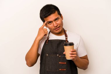 İspanyol restoranın garsonu elinde beyaz arka planda izole edilmiş kahve tutuyor işaret parmağıyla hayal kırıklığına uğramış bir hareket sergiliyor..