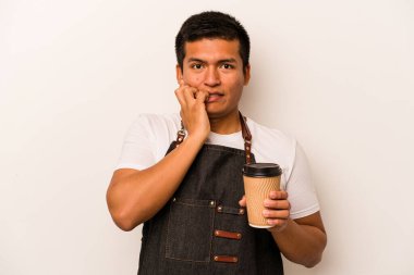 İspanyol lokantası garsonu elinde beyaz arka planda izole edilmiş, tırnak yiyen sinirli ve endişeli bir kahve tutuyor..