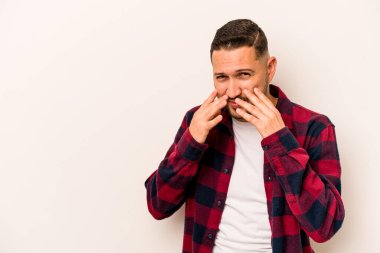 Latin kökenli genç bir adam beyaz arka planda izole edilmiş. Aklında bir plan kuruyor..