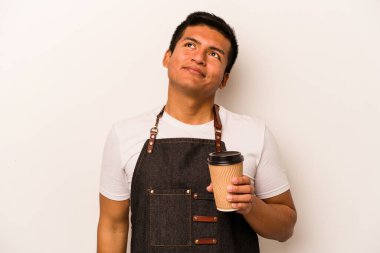 İspanyol lokantası garsonu beyaz arka planda izole edilmiş bir kahve tutuyor. Amaçlarına ve amaçlarına ulaşma hayalleri kuruyor.