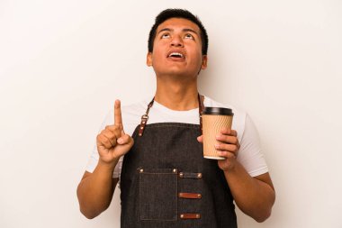 İspanyol lokantası garsonu elinde beyaz arka planda izole edilmiş, ağzı açık bir kahve tutuyor..