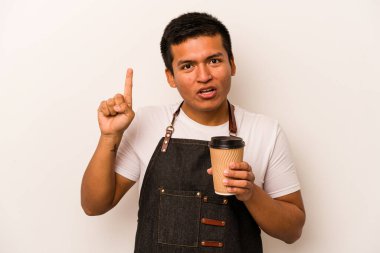 İspanyol lokantası garsonu beyaz arka planda izole edilmiş kahve tutuyor. Bir fikri, ilham verici bir fikri var..