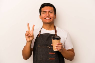 İspanyol lokantası garsonu elinde kahve tutuyor. Beyaz arka planda iki numarayı parmaklarıyla gösteriyor..