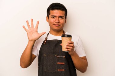 İspanyol lokantası garsonu beyaz arka planda izole edilmiş kahve tutuyor. Beş numarayı parmaklarıyla gülümsüyor..