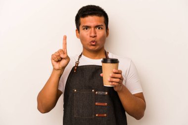 İspanyol lokantası garsonu elinde beyaz arka planda izole edilmiş kahve tutuyor. Harika bir fikir, yaratıcılık kavramı var..
