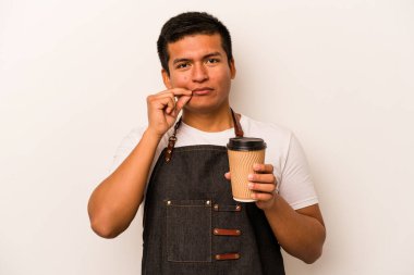 İspanyol lokantası garsonu beyaz arka planda izole edilmiş kahve tutuyor. Parmakları dudaklarında bir sır saklıyor..