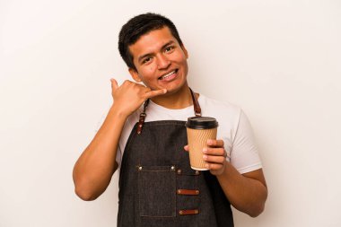 İspanyol lokantası garsonunun elinde beyaz arka planda izole edilmiş kahve tutarken parmakları olan bir cep telefonu hareketi görülüyor..