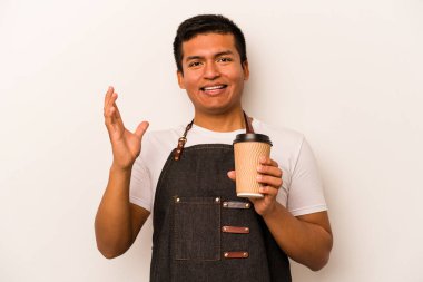 İspanyol lokantası garsonu beyaz arka planda izole edilmiş bir kahve tutuyor. Hoş bir sürpriz, heyecanlı ve el kaldırıyor..