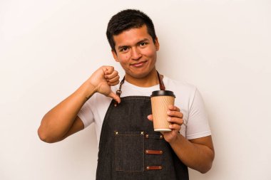 İspanyol lokantası garsonunun elinde beyaz arka planda izole edilmiş bir kahve var. Sevimsiz bir jest gibi görünüyor. Anlaşmazlık konsepti.